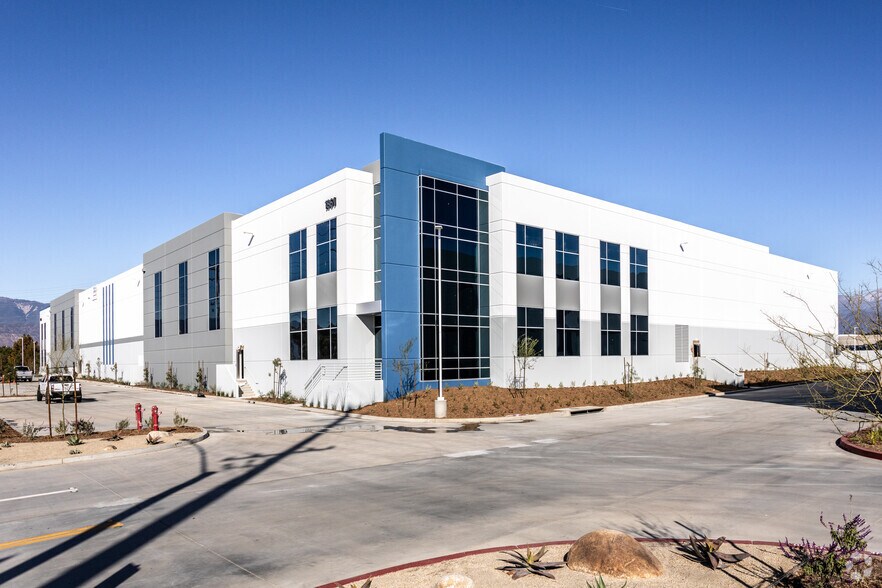 More Photos Of 1861 Mountain View, Redlands Distribution For Lease