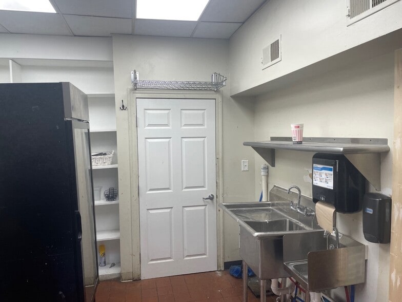 More Photos Of 3666-3672 Erie Ave, Cincinnati Restaurant For Lease