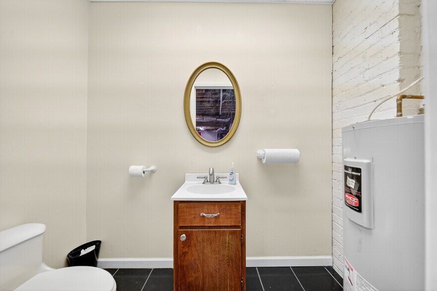 More Photos Of 109 7th Ave E, Springfield Flex For Sale