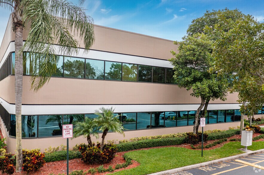 More Photos Of 400 Sawgrass Corporate Pky, Sunrise Office For Lease