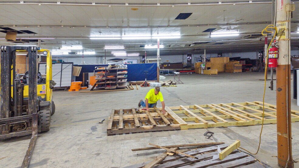 More Photos Of 902 NW Main St, Bunkie Showroom For Sale