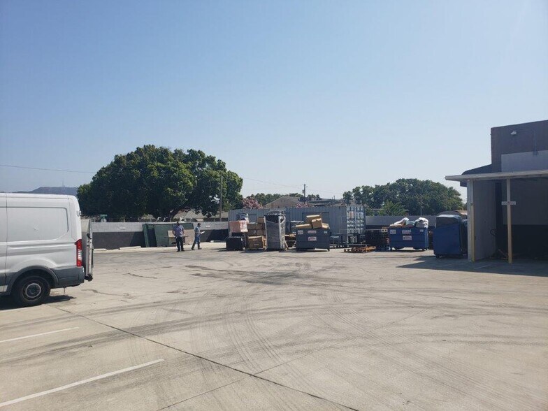 More Photos Of 1020 Chestnut St, Burbank Light Distribution For Lease