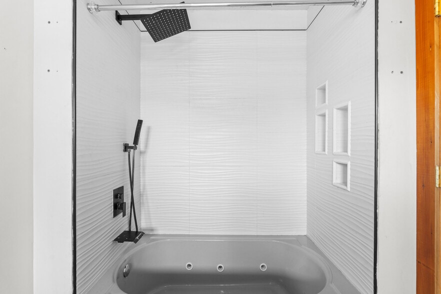 More Photos Of 30 Logan St, Davenport Hotel For Sale