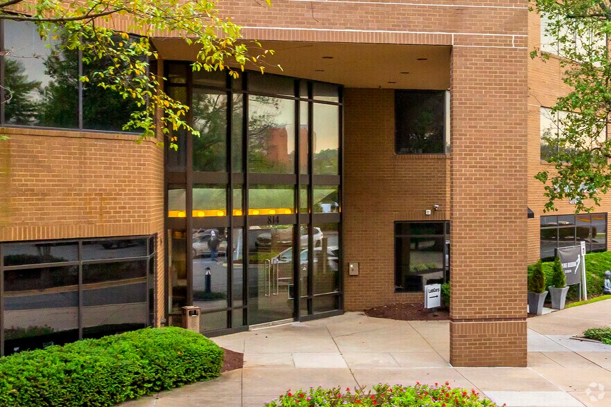 More Photos Of 814 W Diamond Ave, Gaithersburg Office For Sale