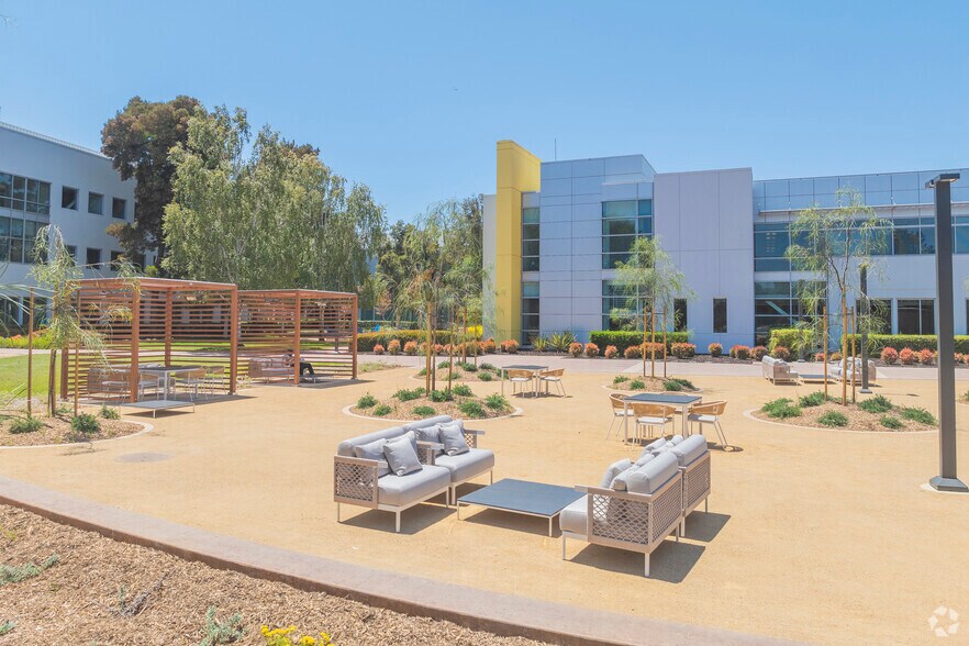 More Photos Of 7999 Gateway Blvd, Newark Unknown For Lease