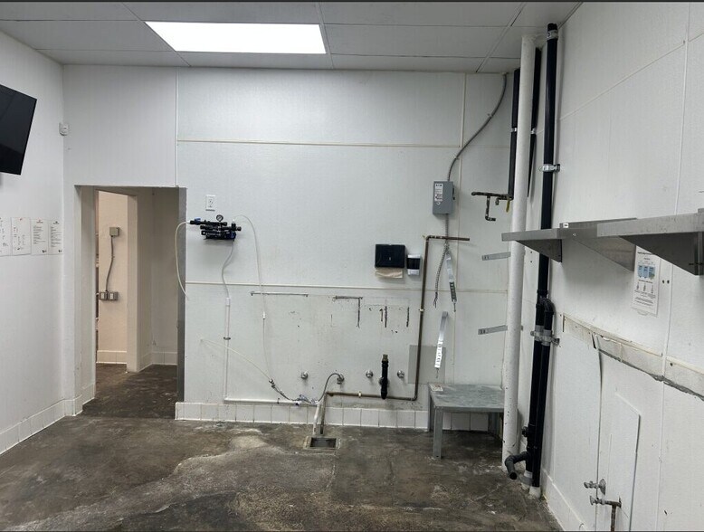 More Photos Of 2181 W Washington Blvd, Los Angeles Unknown For Lease