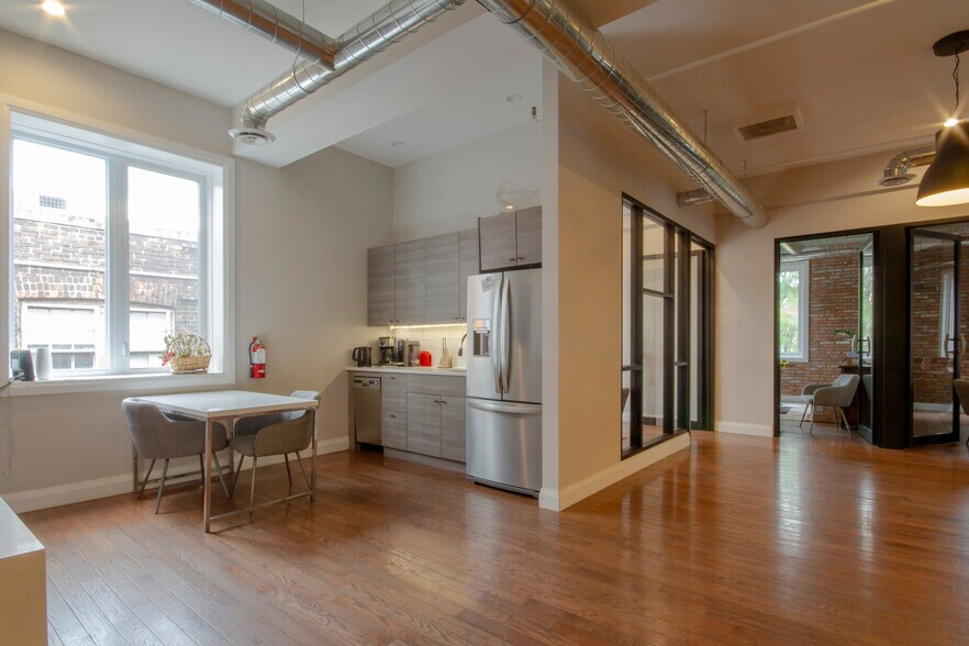 More Photos Of 15 Wellington St N, Hamilton Office For Sale