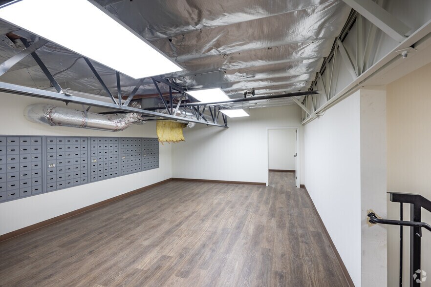 More Photos Of 61 Post, Irvine Light Manufacturing For Sale