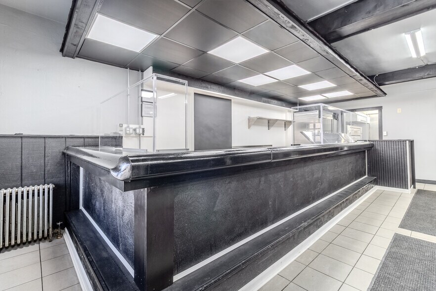 More Photos Of 825 5th Ave, East McKeesport Bar For Lease