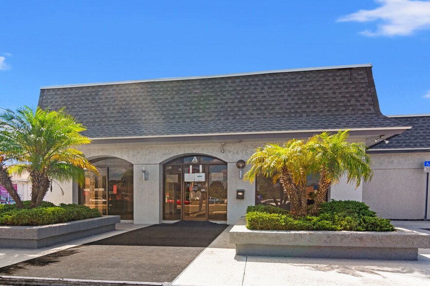 More Photos Of 7926 W Hillsborough Ave, Tampa Office For Sale