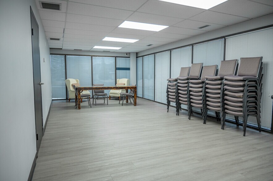 More Photos Of 2216 27th Ave NE, Calgary Flex For Lease