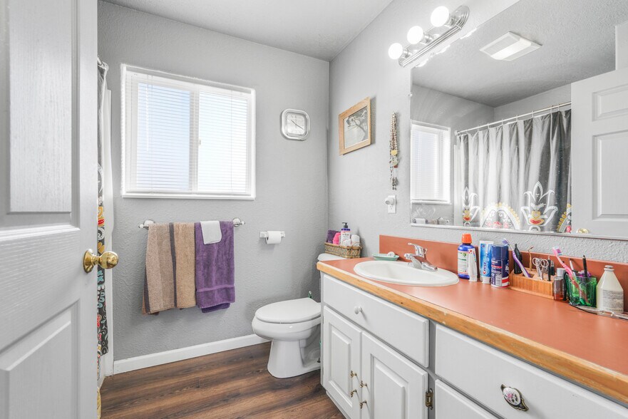 More Photos Of 50 NE Akin St, Dufur Self Storage For Sale