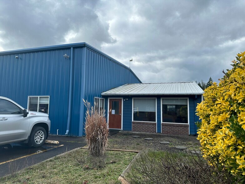 More Photos Of 1055 S Commerce Pkwy, Newberg Warehouse For Sale