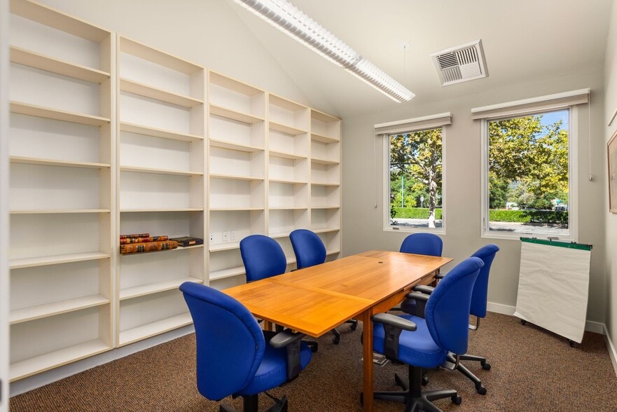 More Photos Of 407 Bryant Cir, Ojai Office For Sale