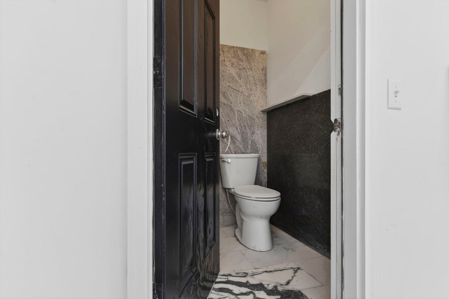 More Photos Of 890 Lafayette Rd, Seabrook Freestanding For Lease