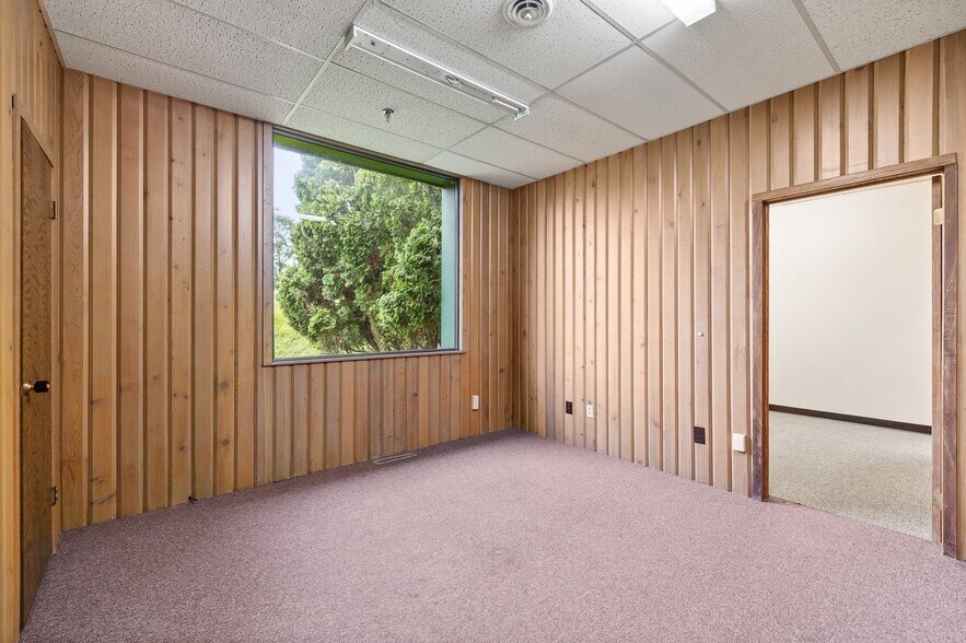 More Photos Of 1075 National Pky, Mansfield Office For Sale