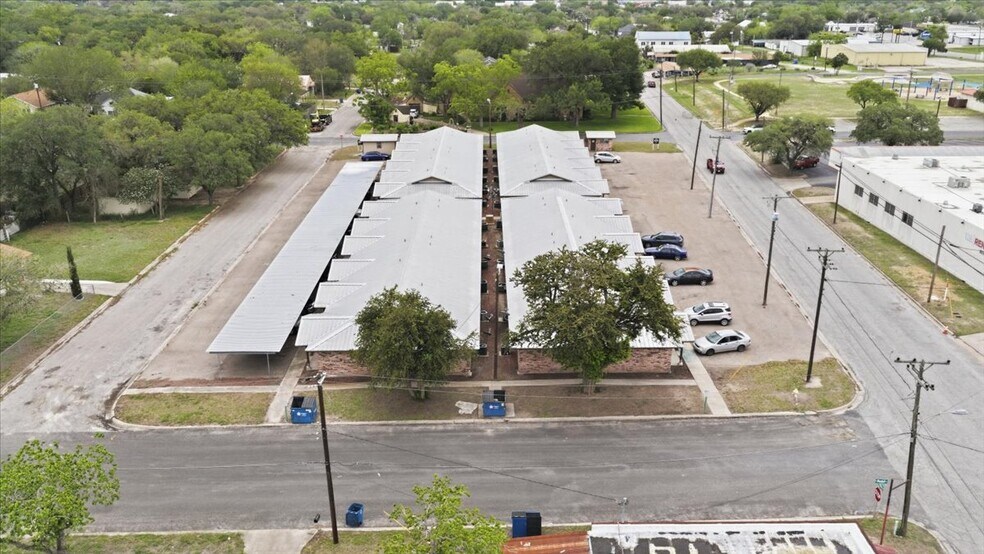 More Photos Of 1400 N Saint Marys St, Beeville Apartments For Sale