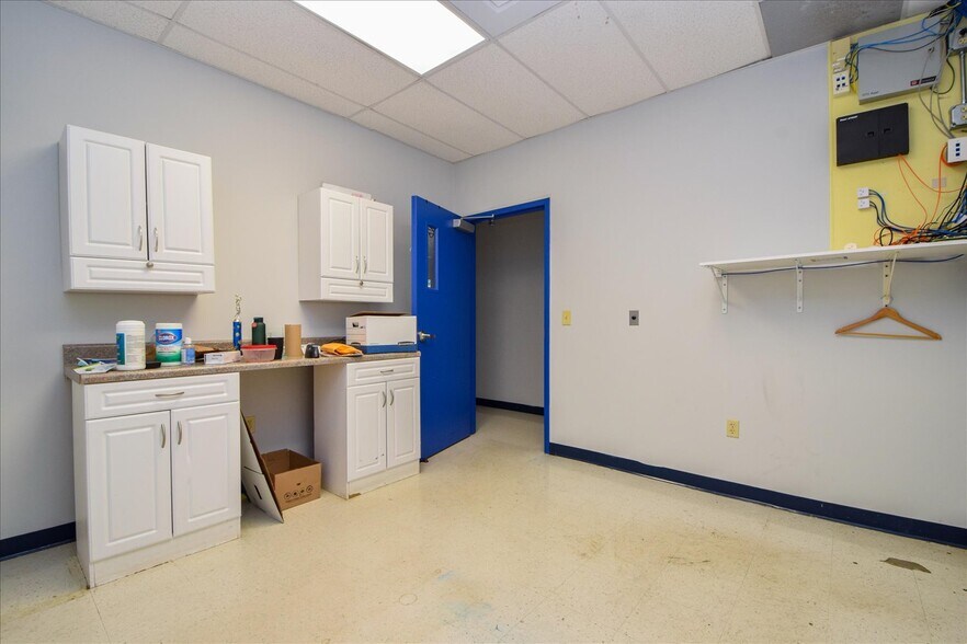 More Photos Of 2502 Melrose Ave NW, Roanoke Storefront Retail Office For Lease
