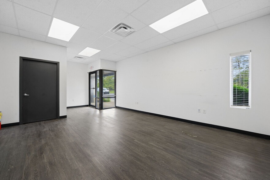 More Photos Of 8350 Industrial Pky, Plain City Warehouse For Lease