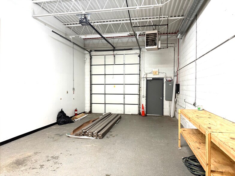 More Photos Of 880 W Lake St, Roselle Warehouse For Lease