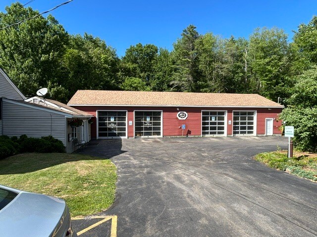 Primary Photo Of 219 Main St, Sandown Auto Repair For Sale