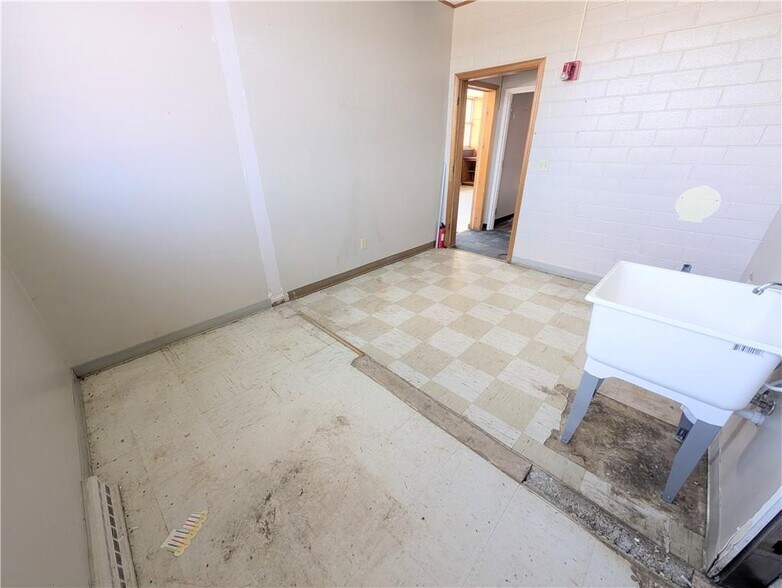 More Photos Of 910 New York St, Humboldt Freestanding For Sale