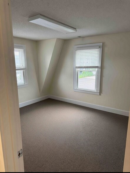 More Photos Of 15 Concord St, Glastonbury Office For Lease