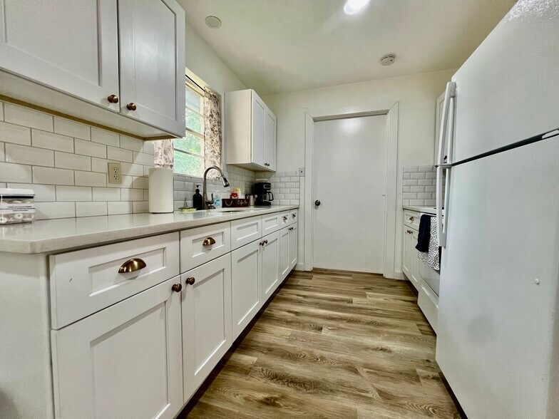 More Photos Of 902 E Highway St, Fredericksburg Specialty For Sale