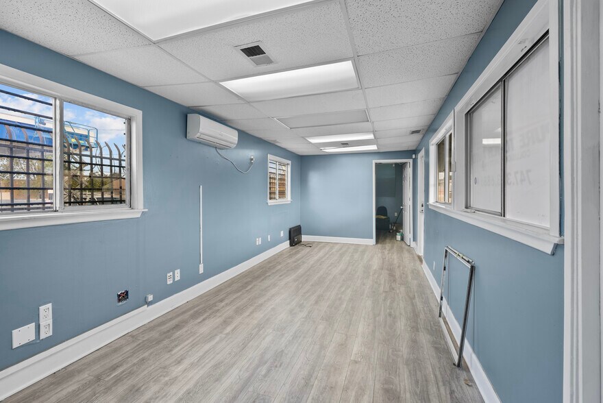 More Photos Of 13243 Osborne St, Arleta Auto Dealership For Lease