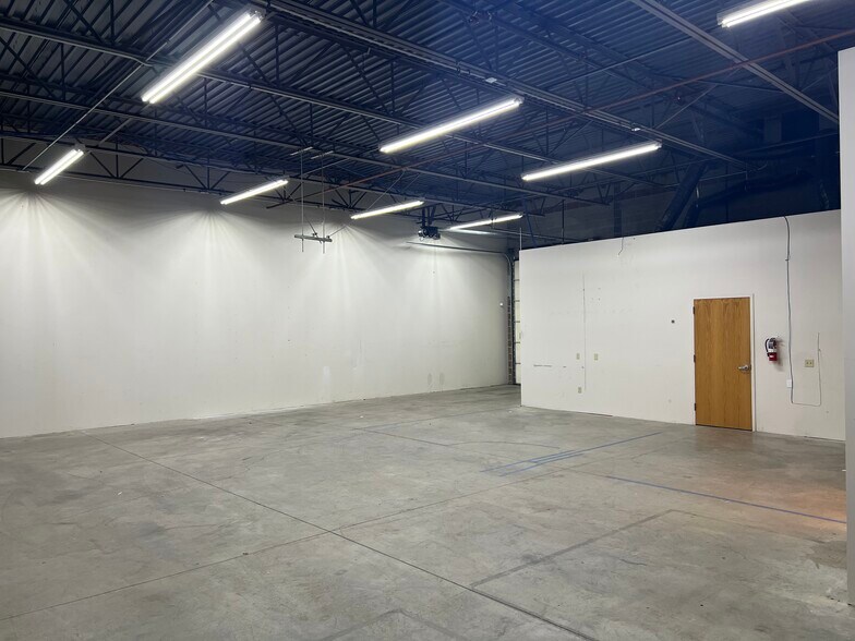 More Photos Of 318 W Quail Trax Pl, Salt Lake City Light Manufacturing For Lease