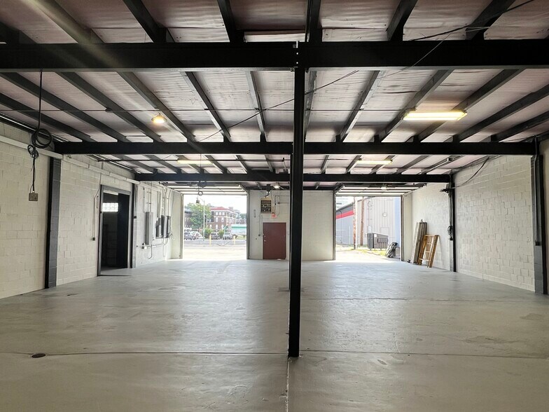 More Photos Of 835 N Capitol Ave, Indianapolis Light Distribution For Lease