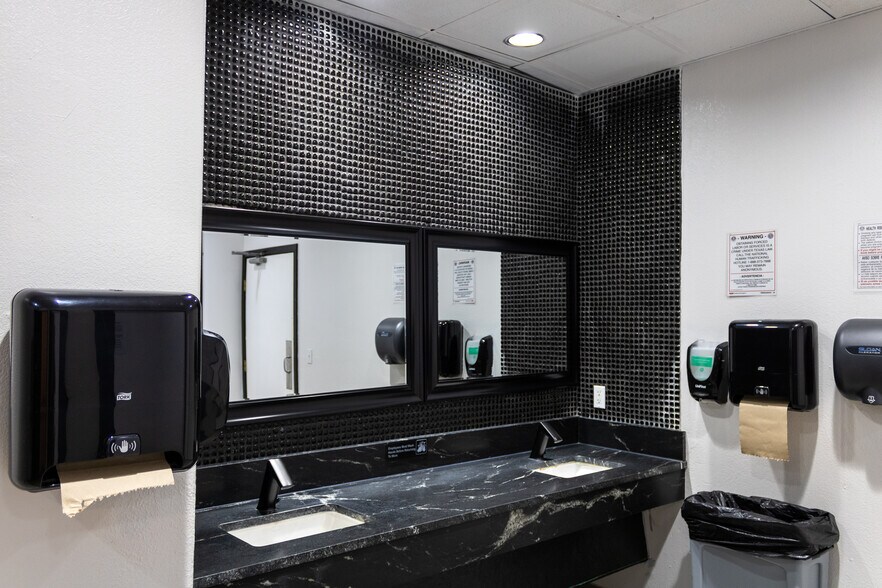 More Photos Of 326 N Chaparral St, Corpus Christi Freestanding For Sale