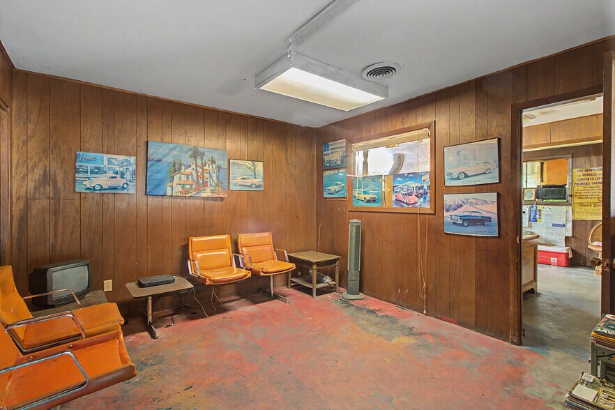 More Photos Of 1602 W 24th St, Bryan Industrial For Sale