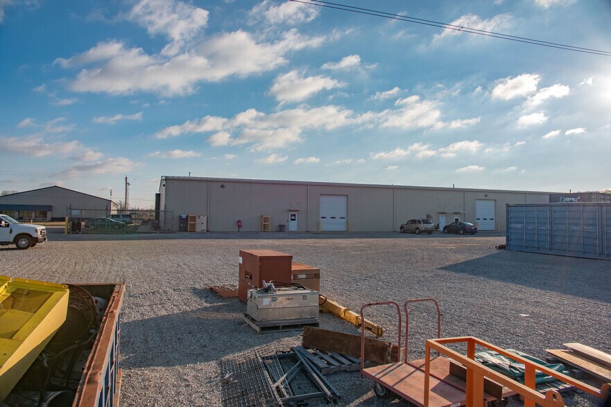 More Photos Of 371 Transpoint Dr, Dupo Warehouse For Lease