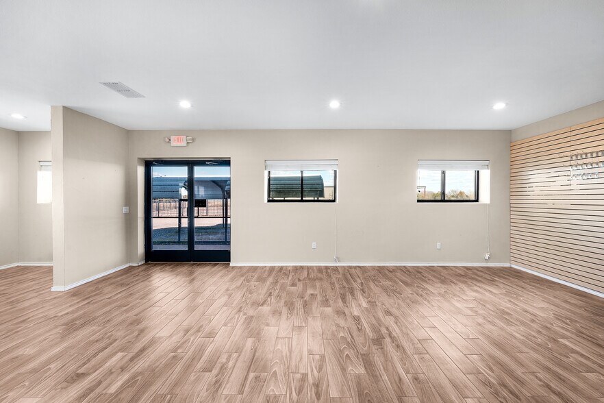 More Photos Of 11639 E US Highway 175, Kemp Flex For Lease