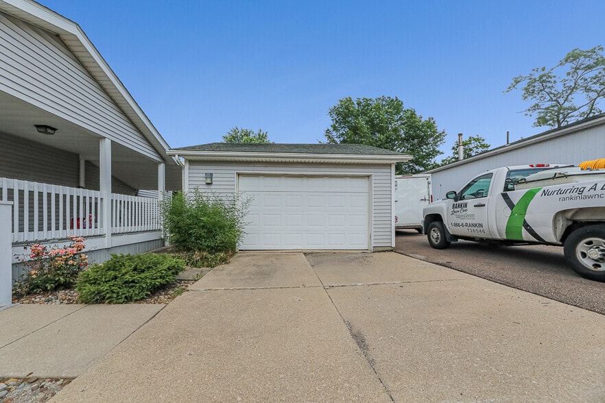 More Photos Of 13390 Ravenna Ave NE, Hartville Flex For Sale
