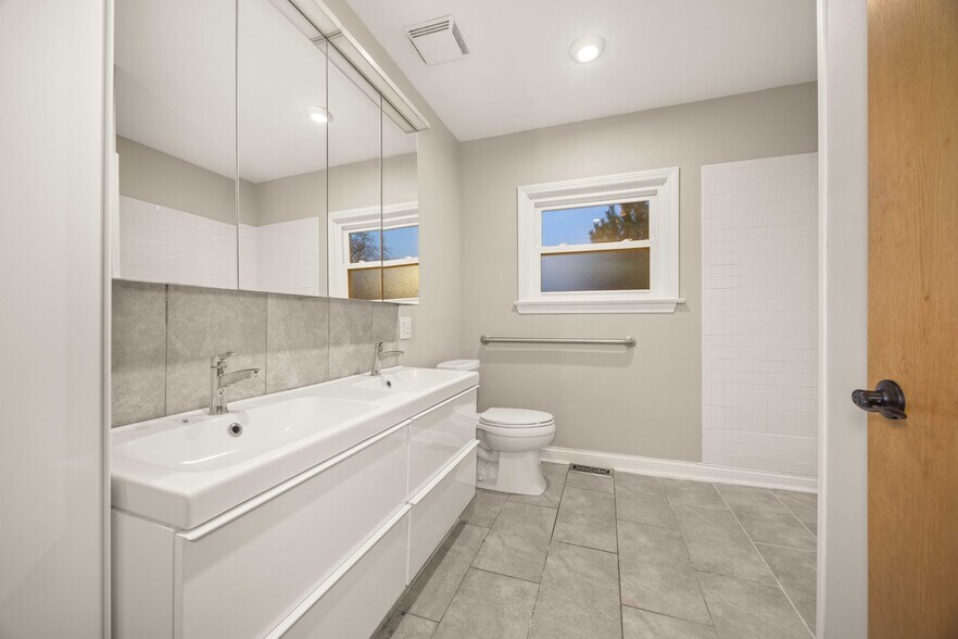 More Photos Of 704 E 9th St, Lockport Medical For Lease