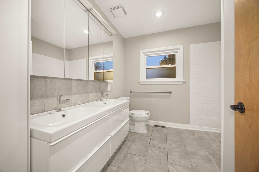 More Photos Of 704 E 9th St, Lockport Medical For Sale