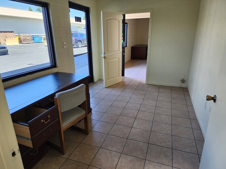 More Photos Of 1515 E Tulare Ave, Tulare Flex For Lease