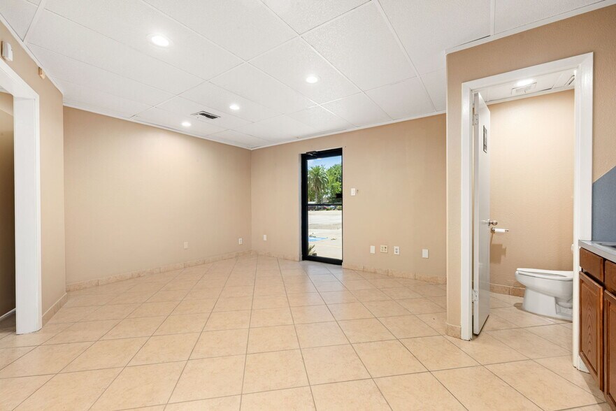 More Photos Of 130 W San Augustine St, Deer Park Office For Sale