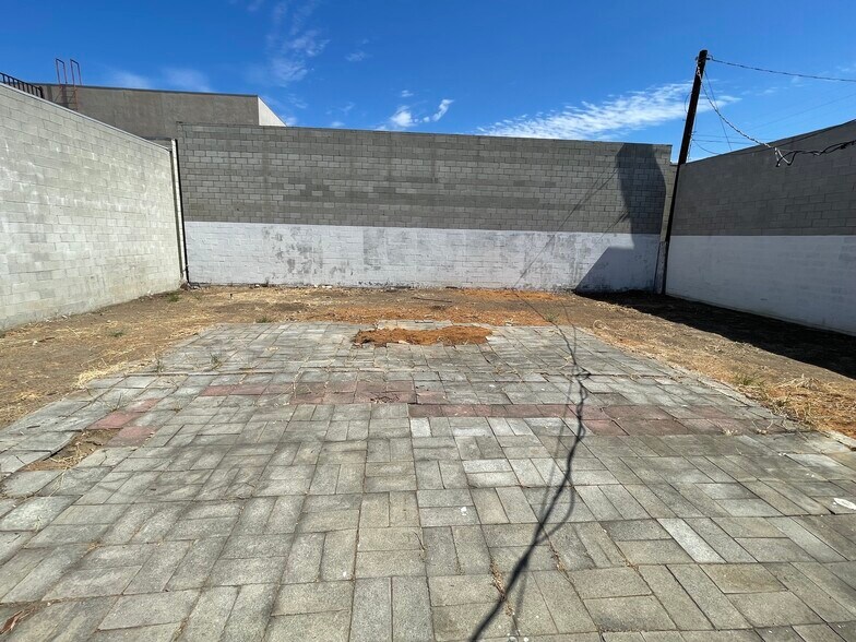 More Photos Of 16123 Wyandotte St, Van Nuys Service For Lease