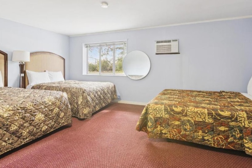 More Photos Of 6815 Dixie Hwy, Bridgeport Hotel For Sale