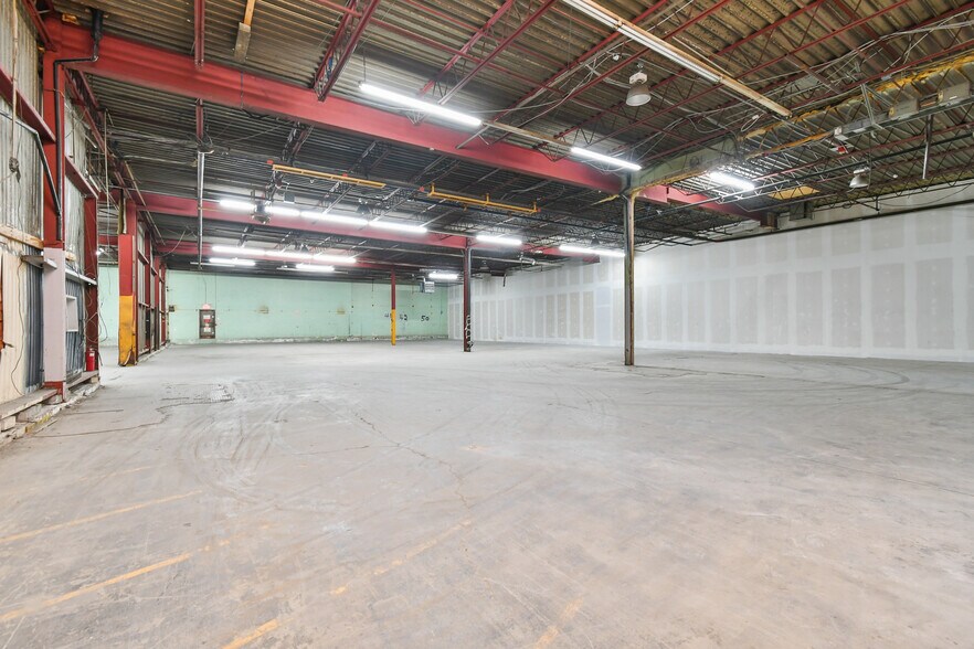 More Photos Of 215 Av Marien, Montréal Industrial For Sale