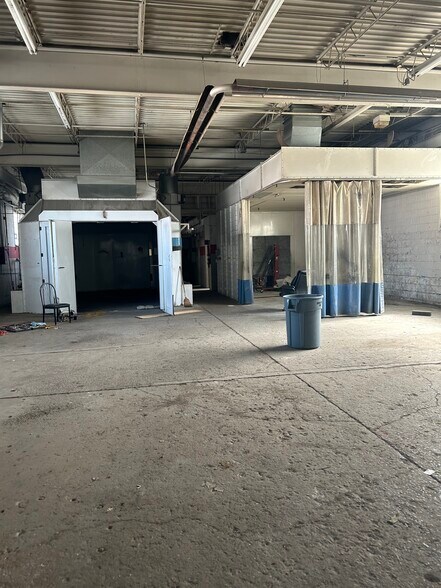 More Photos Of 15708 Brookpark Rd, Brook Park Warehouse For Lease