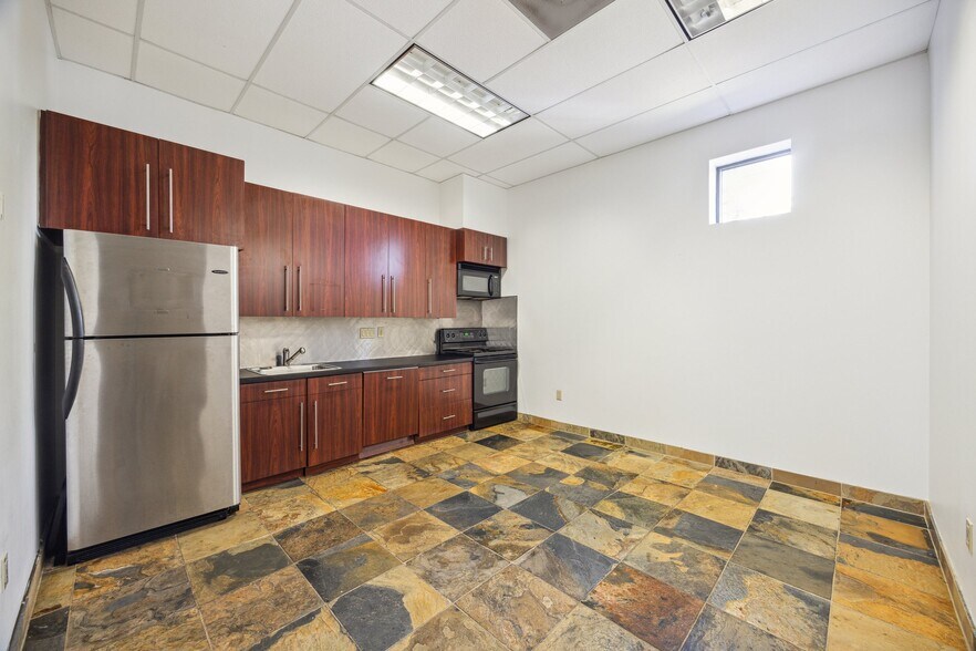 More Photos Of 500 Durham Dr, Houston Office For Lease