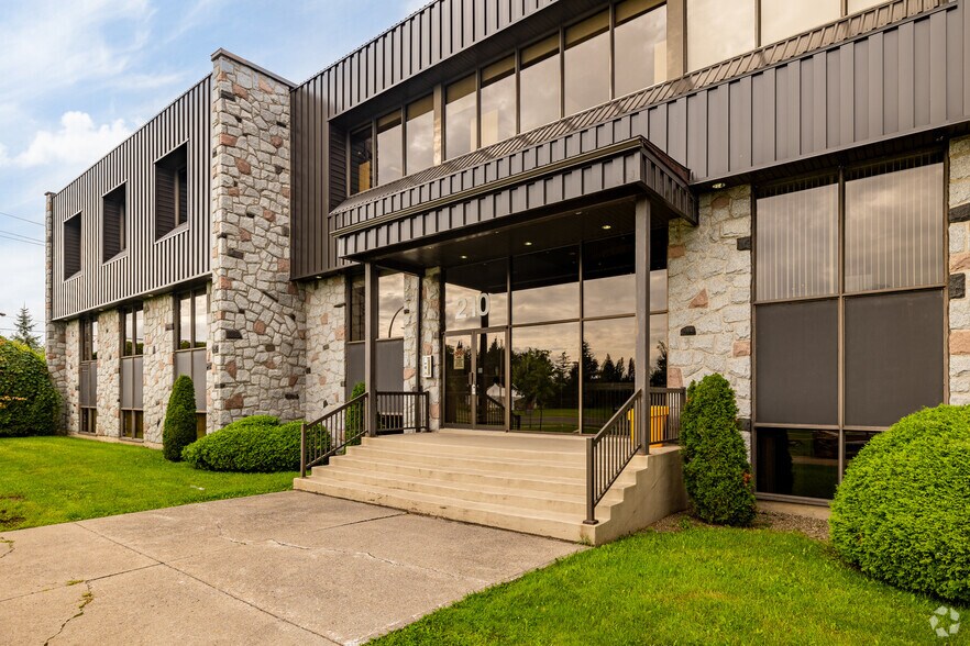 More Photos Of 210 Boul De Montarville, Boucherville Office For Lease