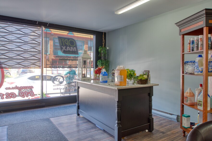 More Photos Of 1578 Av Saint-Louis, Plessisville General Retail For Sale