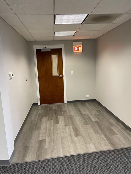 More Photos Of 110 S Hager Ave, Barrington Office For Lease
