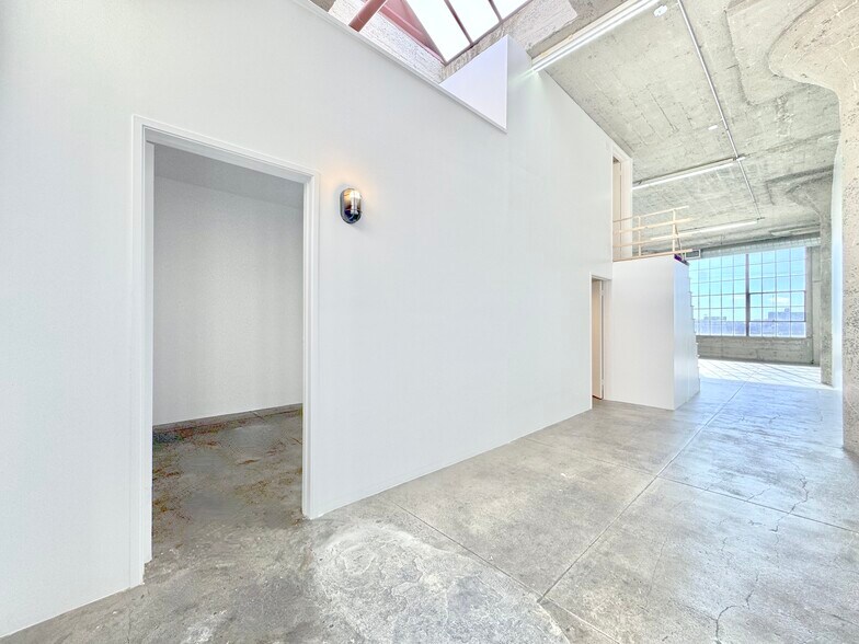 More Photos Of 623 E 9th St, Los Angeles Loft Creative Space For Lease