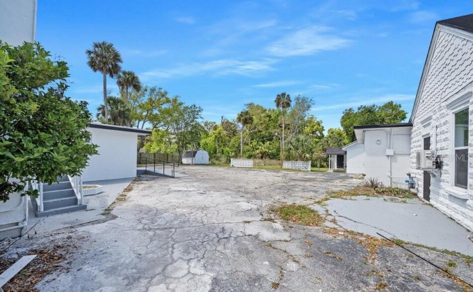 More Photos Of 934 S Ridgewood Ave, Daytona Beach Sorority Fraternity House For Sale